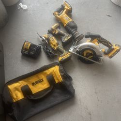 4 Pcs Set Dewalt 20v 4 batteries + bag and charger