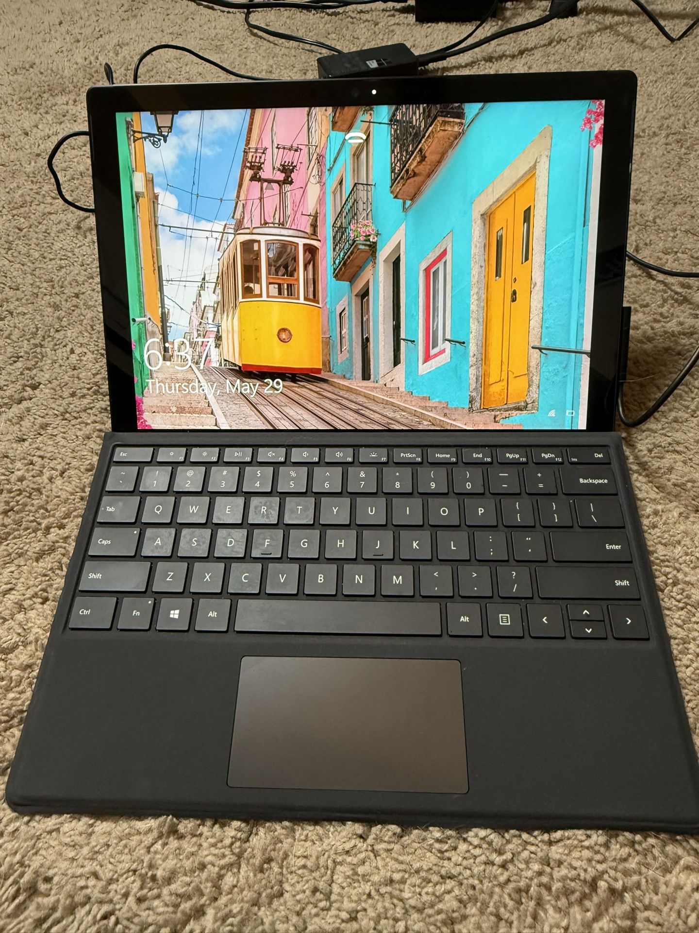 Microsoft Surface Pro 7 – i5 / 8GB / 256GB SSD – w/ Keyboard + Charger