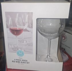 4 Piece Wine Glass Set *BRAND NEW*&
