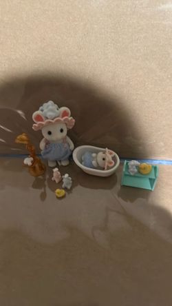 Calico critter - mouse bathe