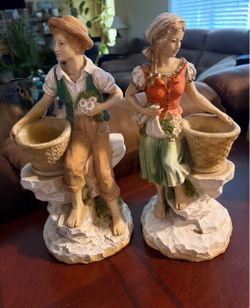 Vintage 1975 Universal Statuary Corp Boy and Girl Figurine Set. Read description 1st