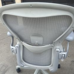 Aeron Remastered Size B White Mineral 