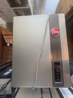 Rheem Performance Platinum 9.5 GPM Smart Super High Efficiency Indoor or Outdoor Natural Gas Tankless Water Heater. New out of box