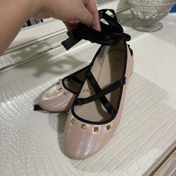 Place Flats 🥿 Size 4 For Big Girls , Perfect Conditions Used Once, It comes with ribbons that tie around the leg. 