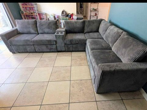 New Sectional Couch with USB Console and Cup Holders! Free Delivery 🚚!
