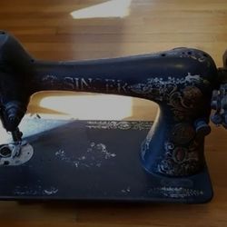 Vintage 1930's Hand Crank Singer Sewing Machine 