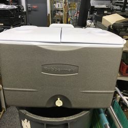 Rubbermaid Cooler