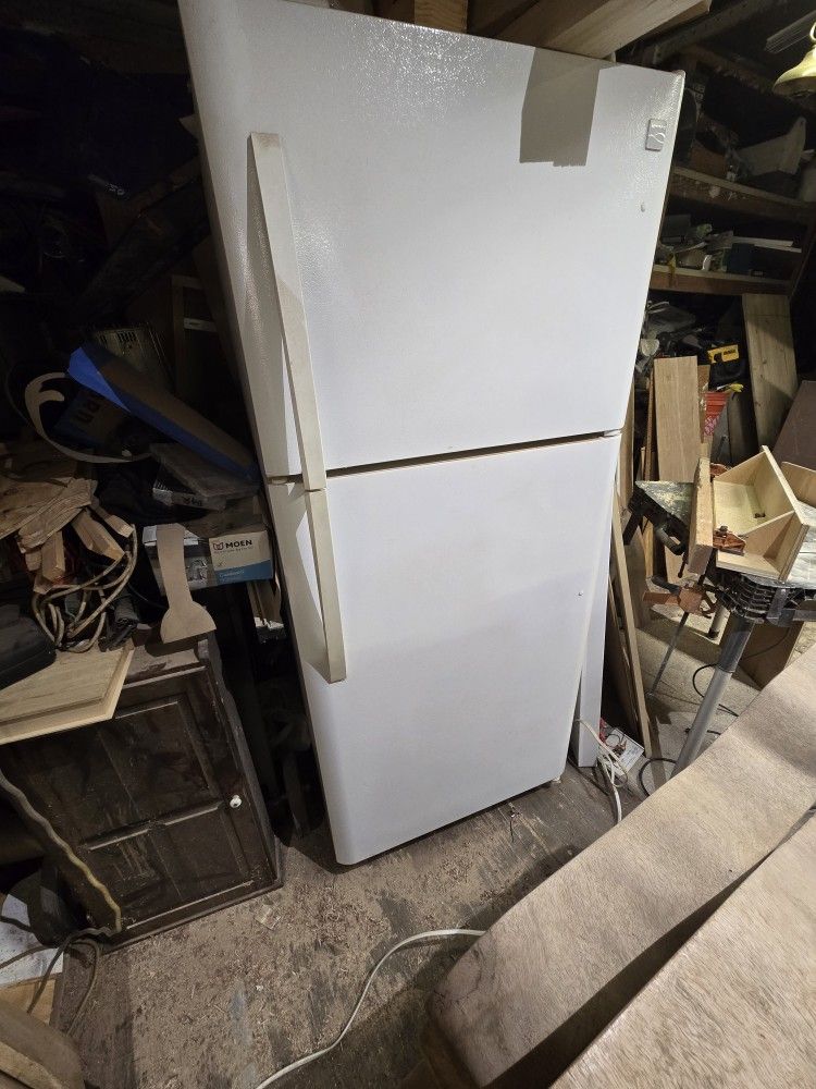 KENMORE
30 in. Wide 18.1 cu. ft. Top Freezer Refrigerator in White with Installed Icemaker