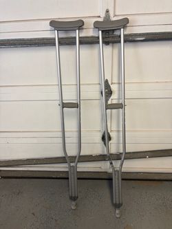 Adjustable aluminium crutches