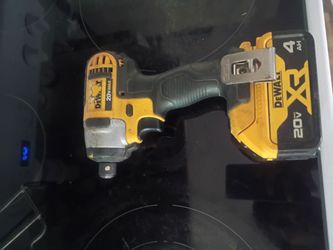 DEWALT 20V Max Impact Wrench with 4Ah Battery