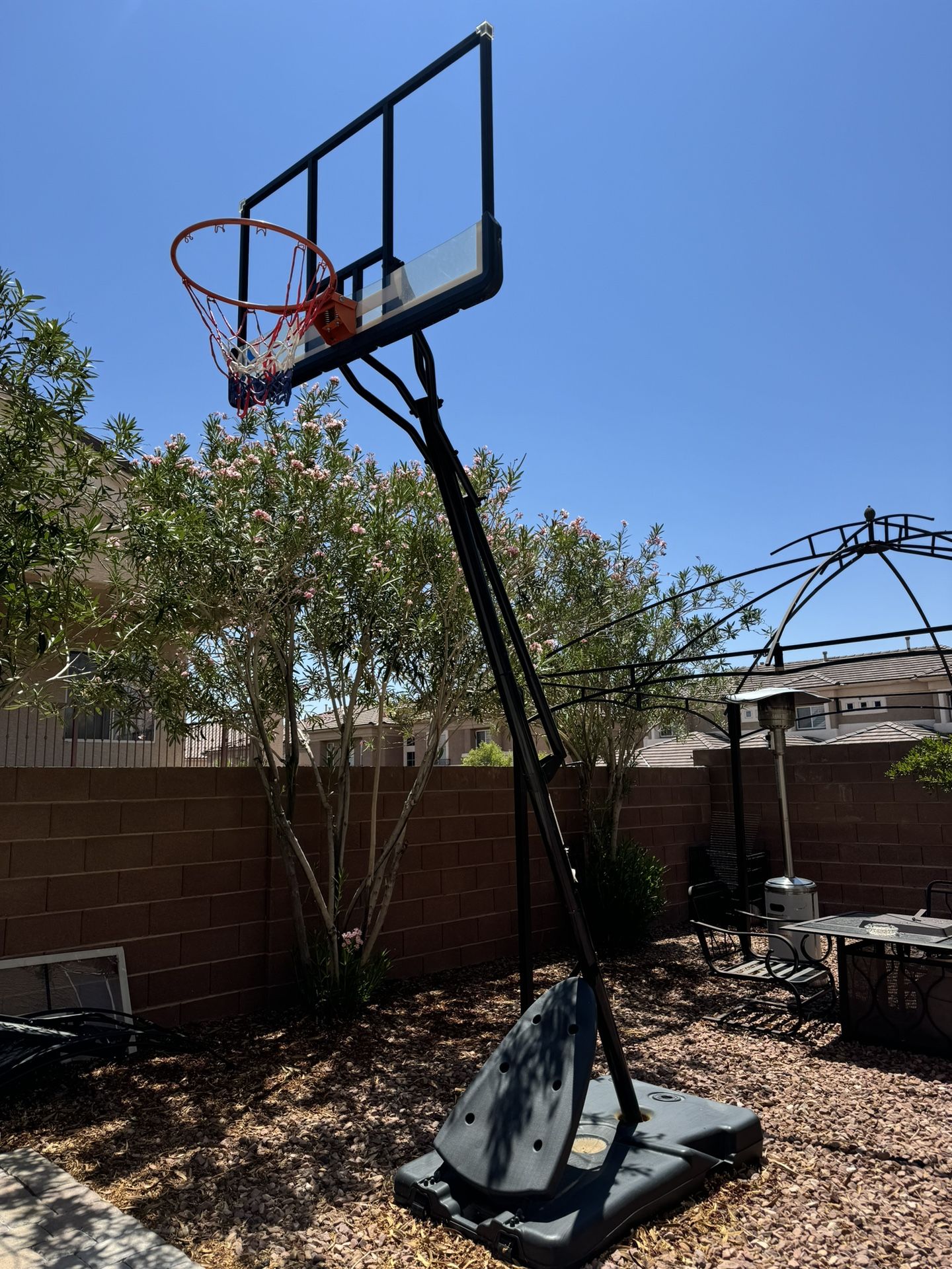 Basketball Hoop with BROKEN BACKBOARD