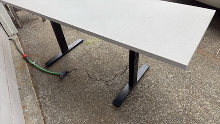 Electric sit/stand desk