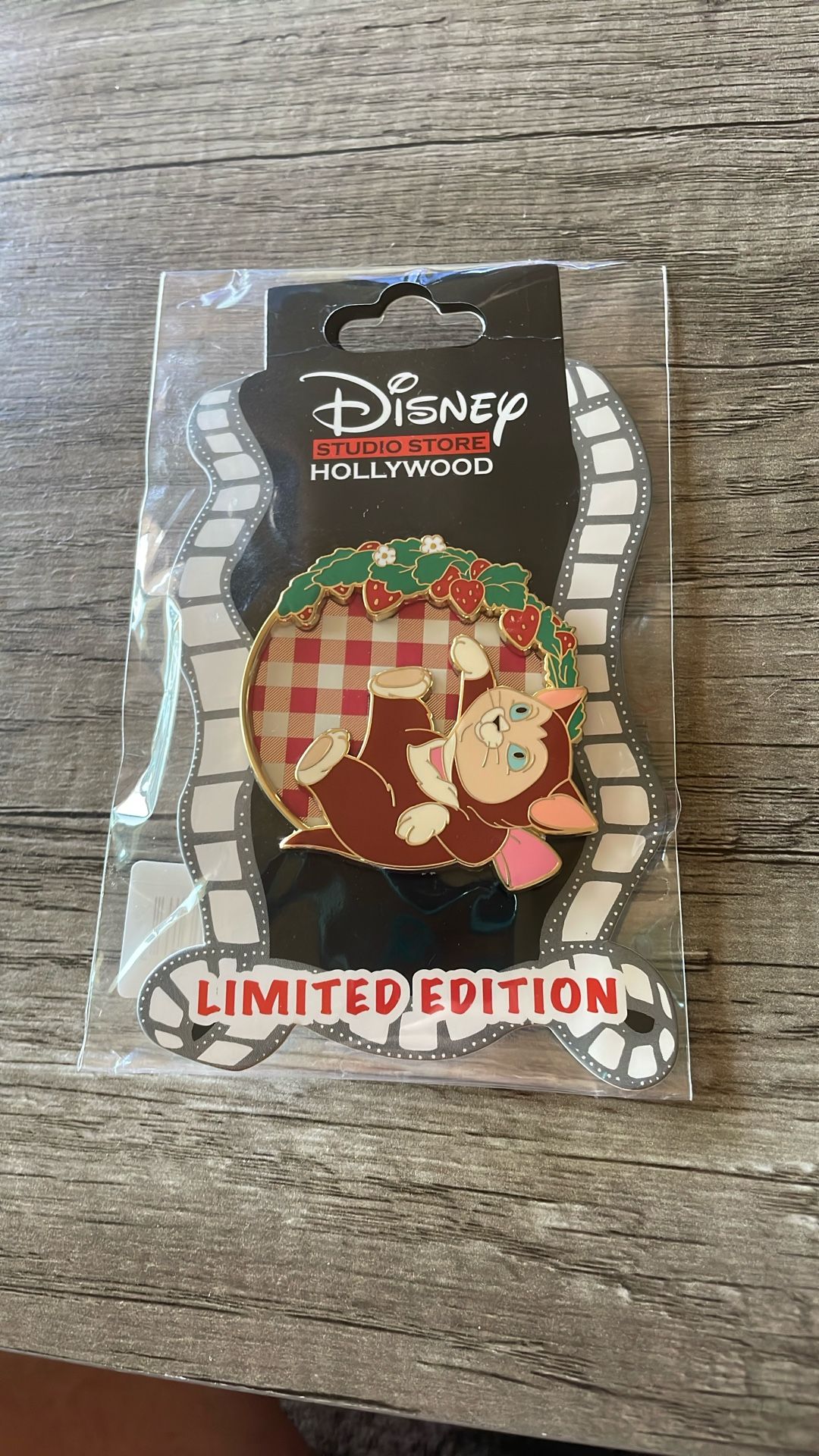DSF DSSH Disney D23 Expo 2024 Alice in Wonderland Dinah Berry Cute LE 400 Pin