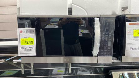 Smart 36 Range Microwave with Easy-Clean 1,050-Watt in PrintProof Stainless Steel