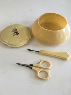 Powder Box and Grooming Pieces