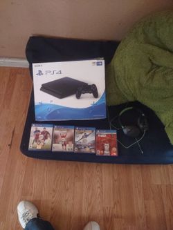 Ps4 With Games And Headphones