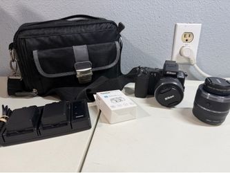 Nikon 1 V2 Mirrorless Camera 30-110mm Lens 3.7x Zoom Built-in Flash With Extras