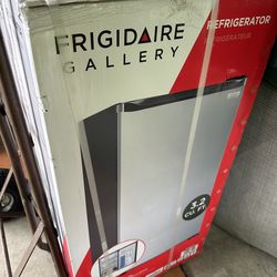 Mini Fridge ( NEW )