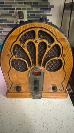 Thomas Collector's Edition Vintage-Style Cathedral Radio