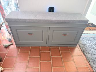 Enclosed shoe bench