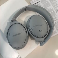 Never Worn- Bose  Quiet Comfort Headphones