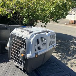 Medium Dog Kennel Skudo Crate Carrier Airline Approved like New 28” L by 20” W by 20”