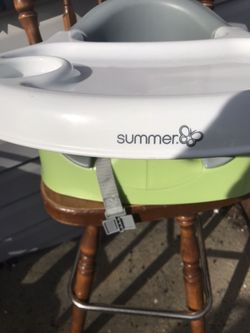 Booster seat with tray