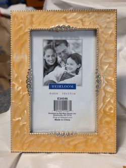 HEIRLOOM 4 x 6, gold & crystal picture frame.  0604507