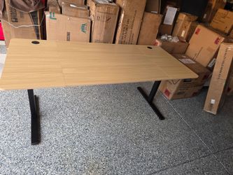 Adjustable standing desk