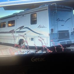 1999 Winnebago Freightliner 34V Cummins TurbDiesel Pusher 