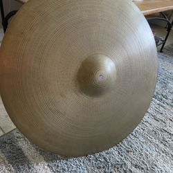 AVIDAS ZILDJIAN  VINTAGE. 24in  CYMBAL