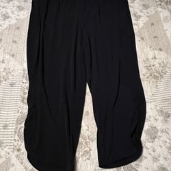 New SUSAN GRAVER Dark Navy Blue Light Weight Liquid Knit Capris With Ruching Detail  On Hemline - Petite Large, Never Worn!