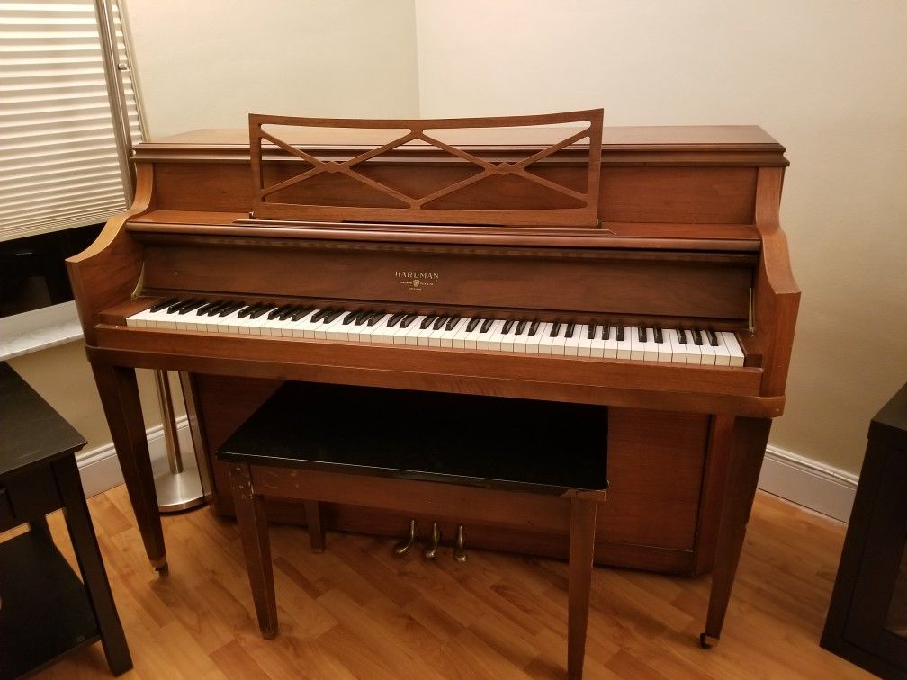 Hardman Peck & Co. EST'D 1842 walnut Piano with bench!