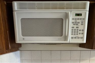 GE Spacemaker Microwave / Over the Range / Built-In – Works Great