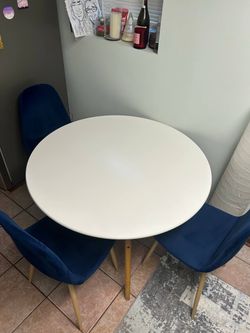 White round dining table and 4 chairs