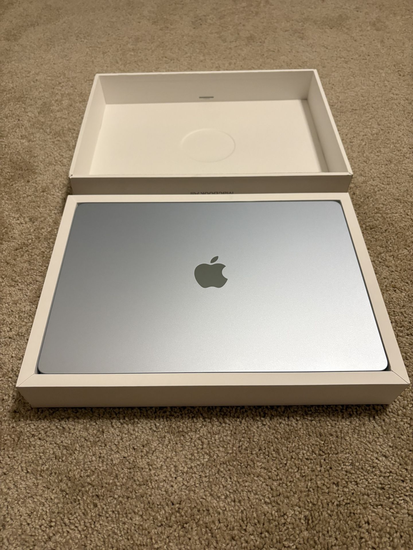 Apple MacBook Air 15-inch (M4 Chip, 16GB RAM, 256GB SSD) - Brand New in Box $899 OBO