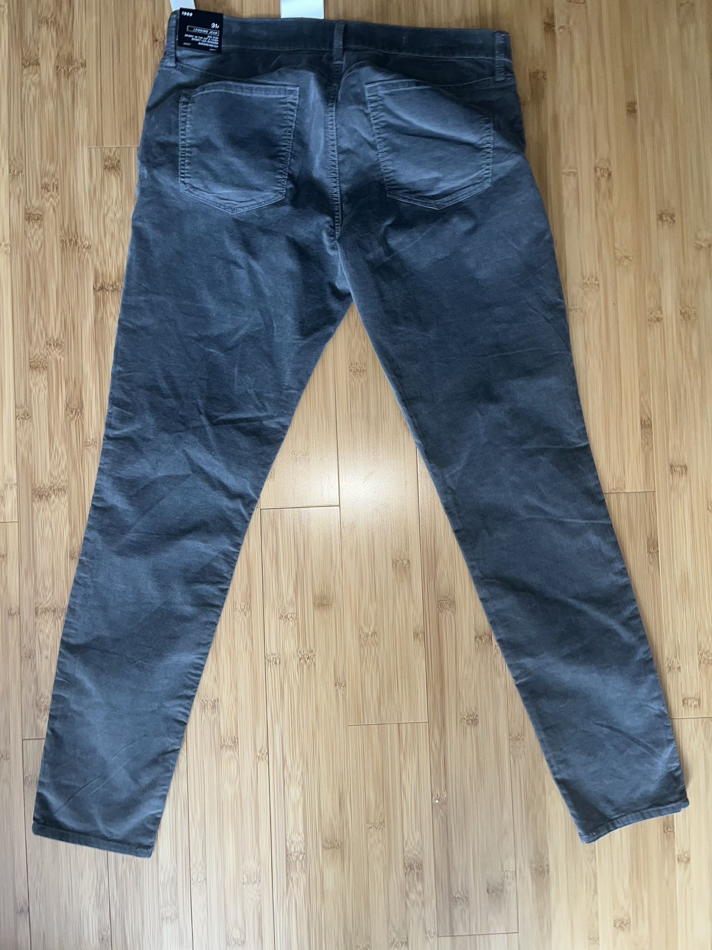 Gap 1969 woman’s/girls gray Corduroy skinny legging jean.size 31. New with tags still on. Framingham pick up/cash only. Best offer.