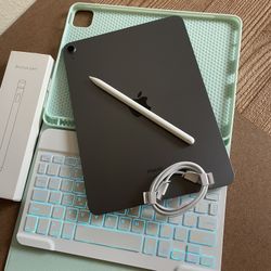 Apple iPad Air 5th Generation (M1 chip / 2022) 64GB with keyboard, pencil & Accessories 