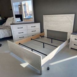 Gerridan White/Gray Panel Bedroom Set