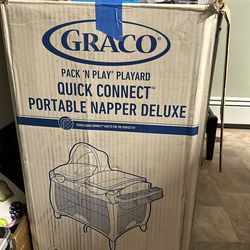 Graco Pack n’ play  portable napper deluxe