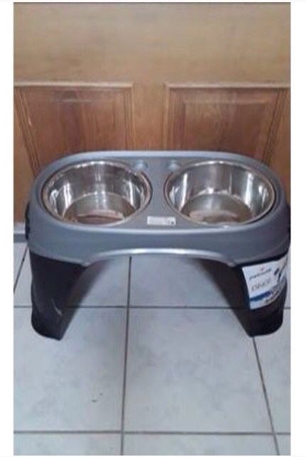 Dog dishes elevated stand