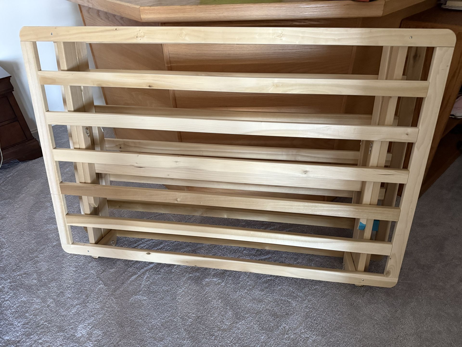π Queen size foldable slatted bed base.