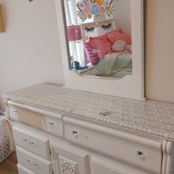 Gratis ! Tocador de Niña en Madera. En Excelente Condición. Se Puede Pintar