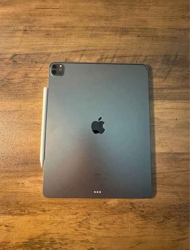 iPad Pro 12.9in 128gb w/ Apple Pencil