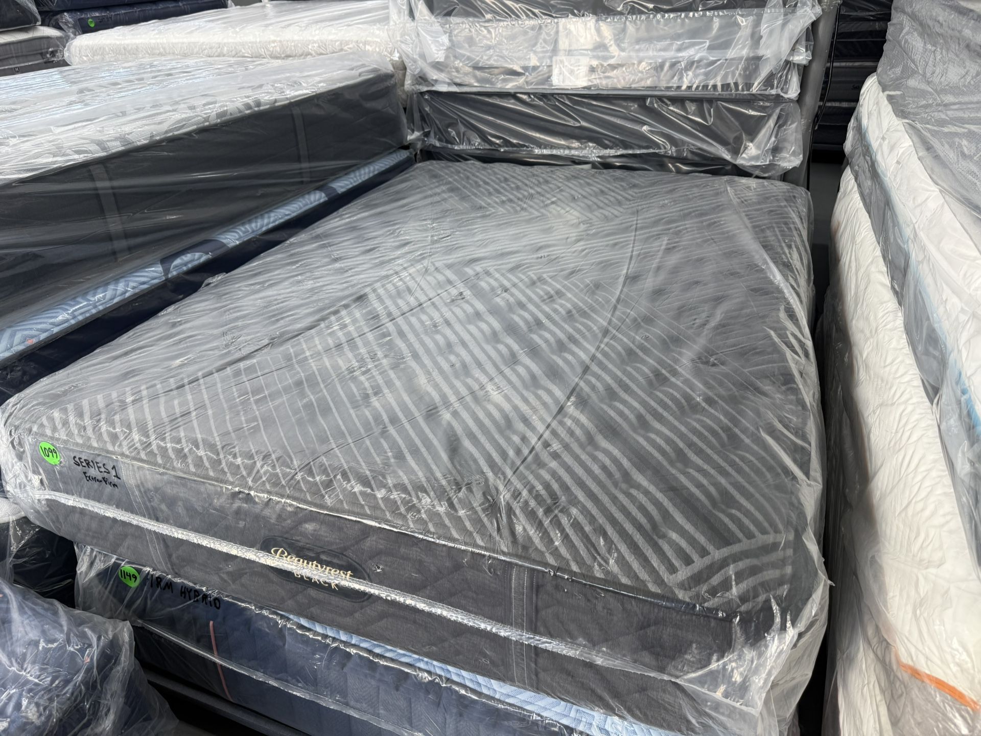 QUEEN SIZE SIMMONS BEAUTYREST BLACK SERIES 1 (EXTRA-FIRM) MATTRESS & BOX SPRING BED SET
