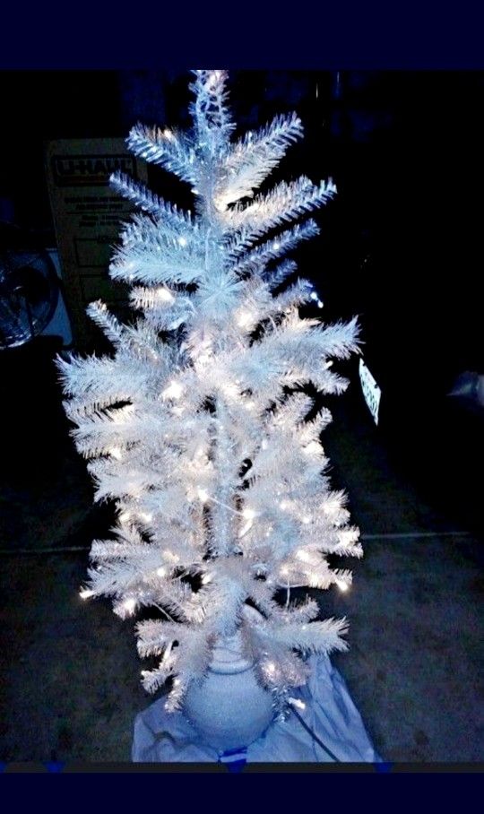 White Prelit Christmas TREE- GLITTER BASE 4FEET