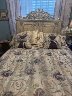 Queen size bed spread ( coming with two king size pillow shams and two decorative pillows)