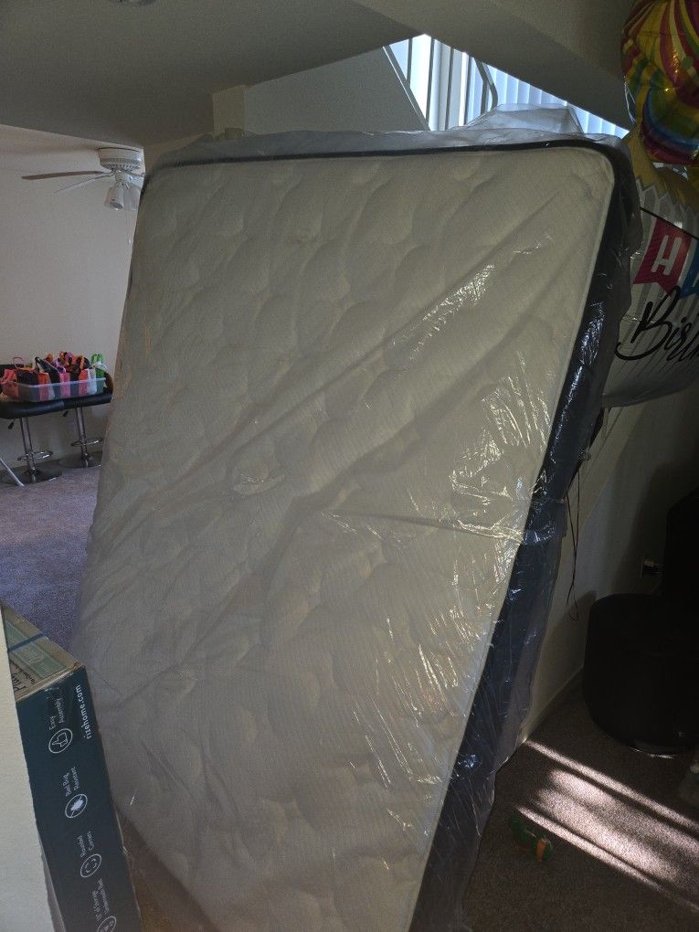 Brand New Queen Size/ Base