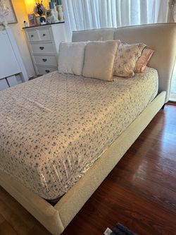 Queen bed fram
