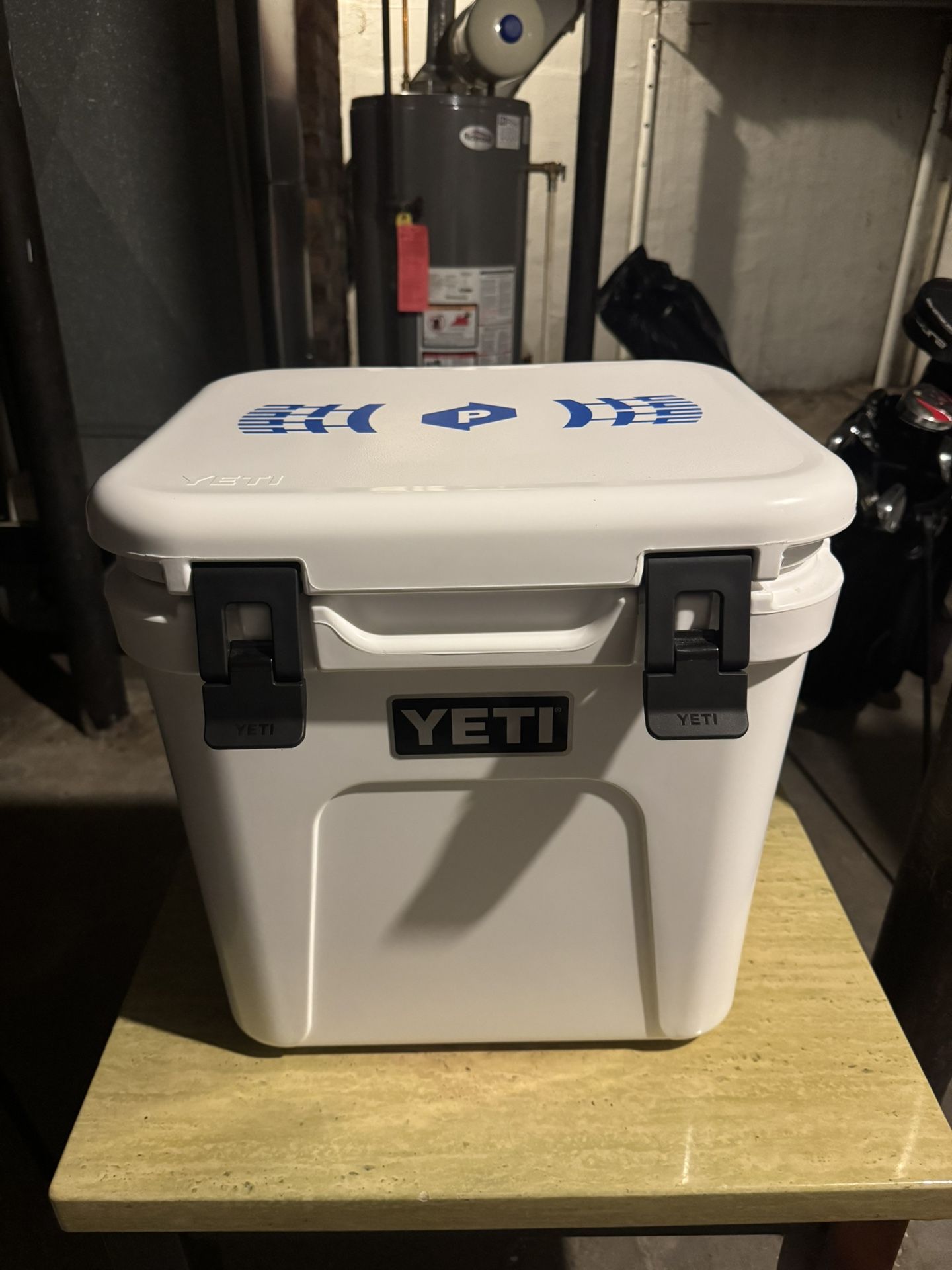 YETI ROADIE Hard Cooler White